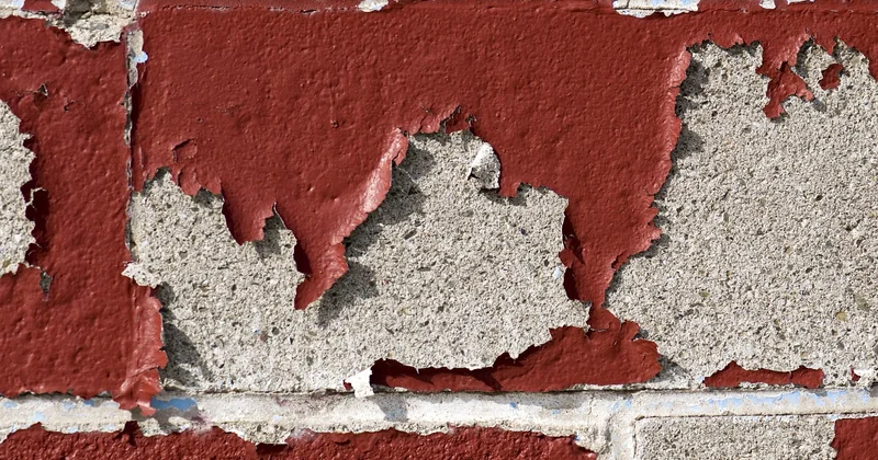 Monter un mur en parpaing de 2 m : ce qui change par rapport à un muret